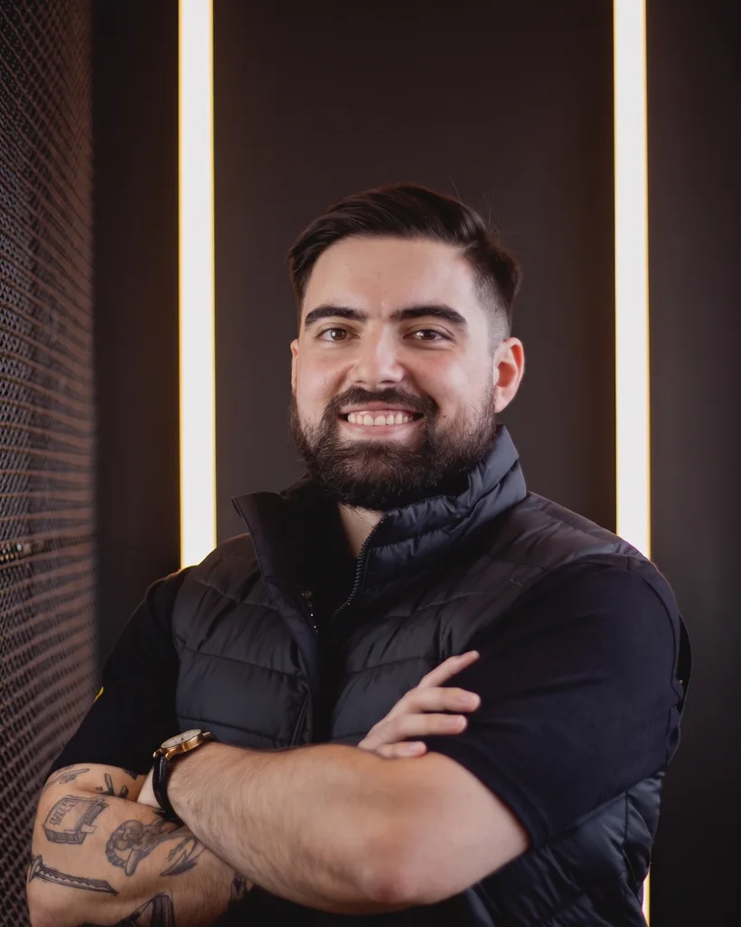 Felipe Santos sorrindo, gestor de tráfego pago e especialista em rastreamento